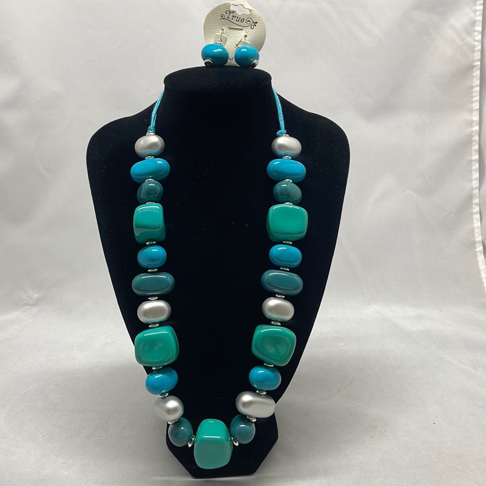 Vibrant chunky necklace with matching earrings